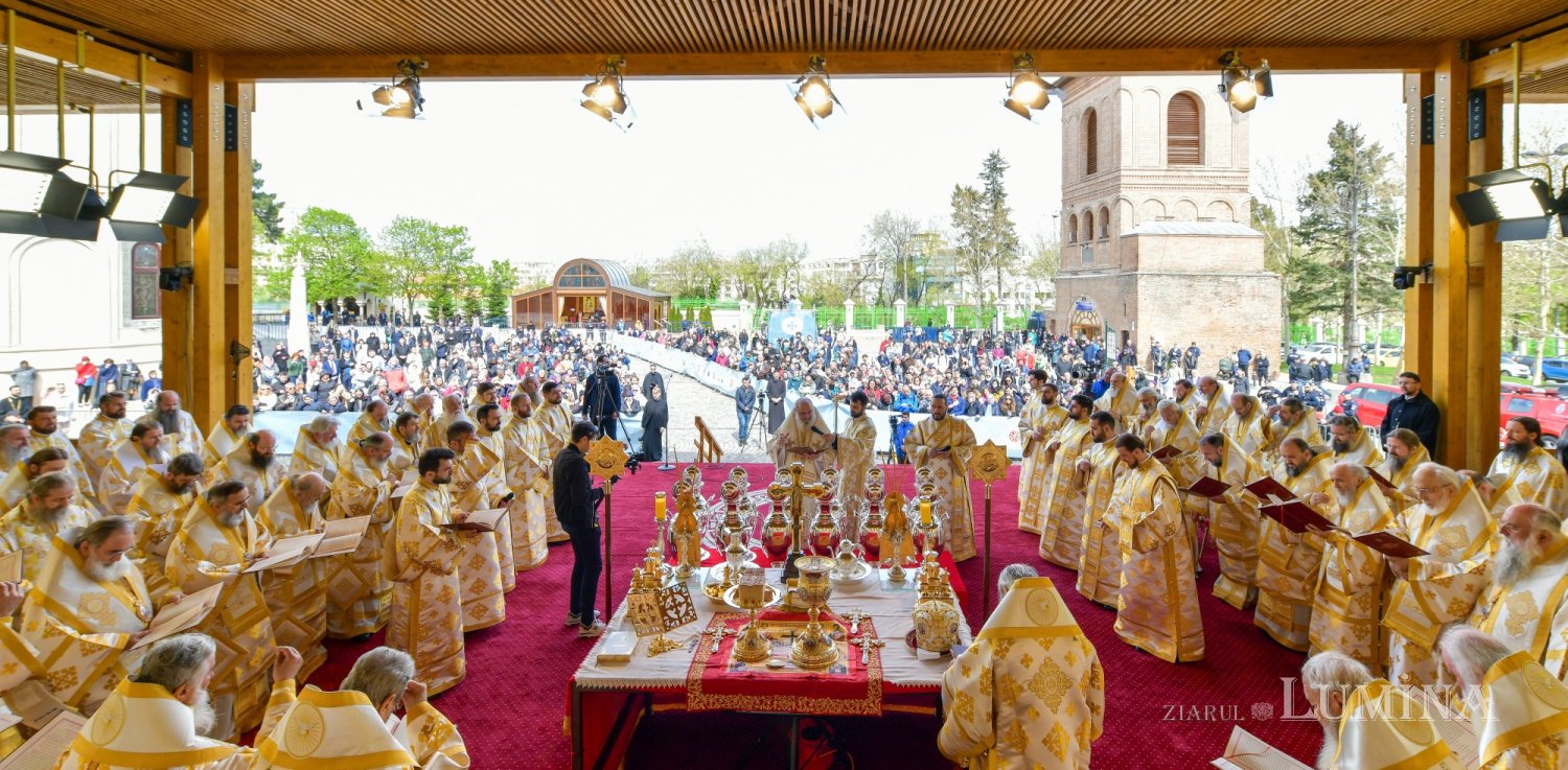 Sfințirea Marelui Mir în Joia Mare la București 329071