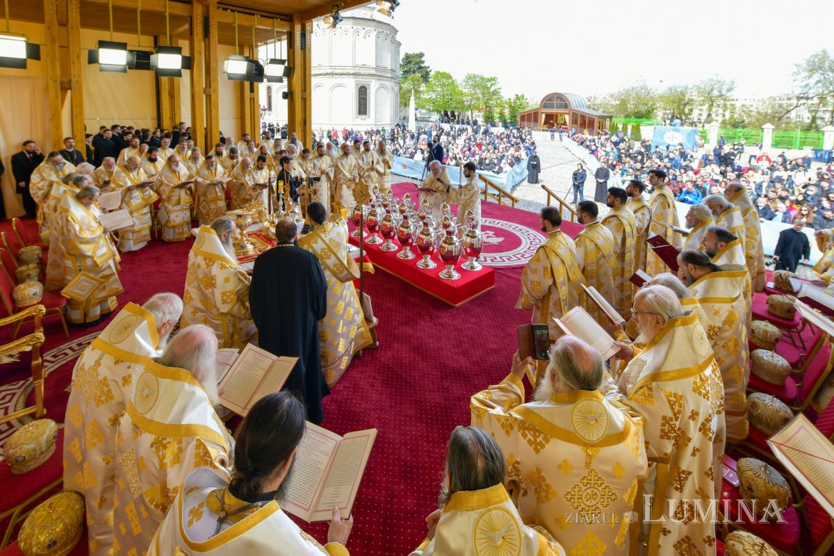 Sfințirea Marelui Mir în Joia Mare la București 329072
