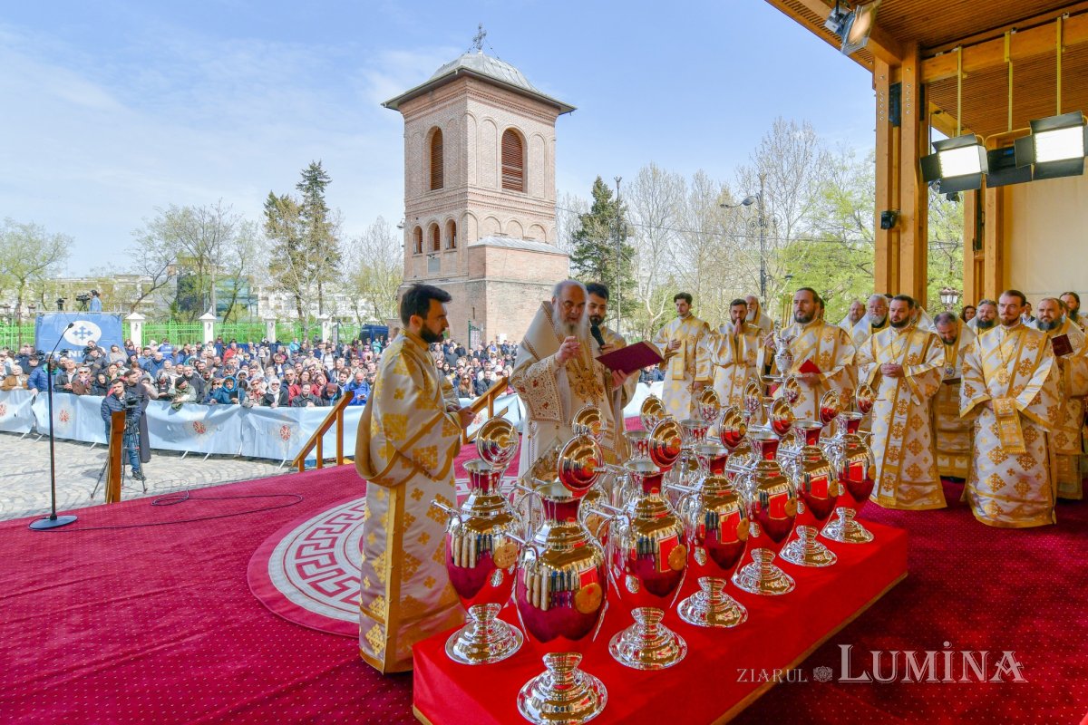 Sfințirea Marelui Mir în Joia Mare la București 329074