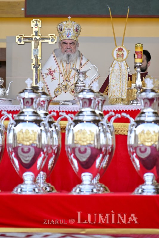 Sfințirea Marelui Mir în Joia Mare la București 329075
