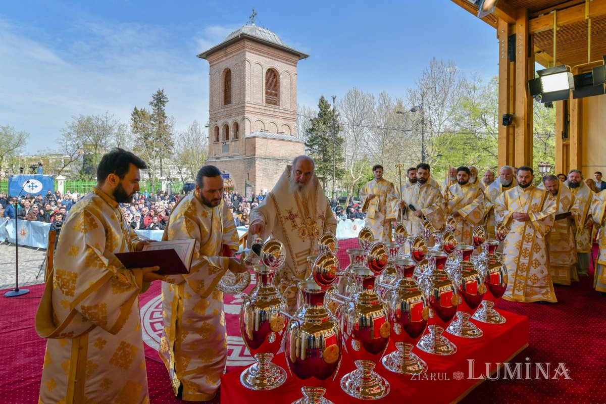 Sfințirea Marelui Mir în Joia Mare la București 329077