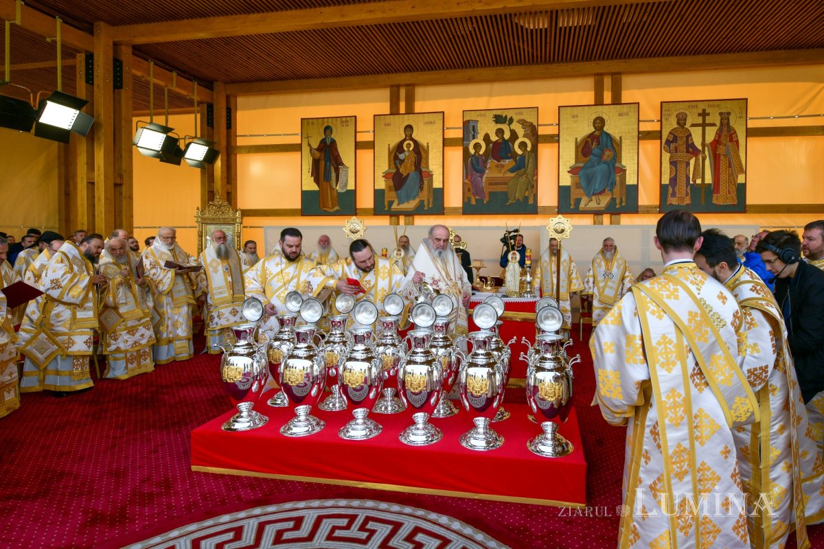 Sfințirea Marelui Mir în Joia Mare la București 329080