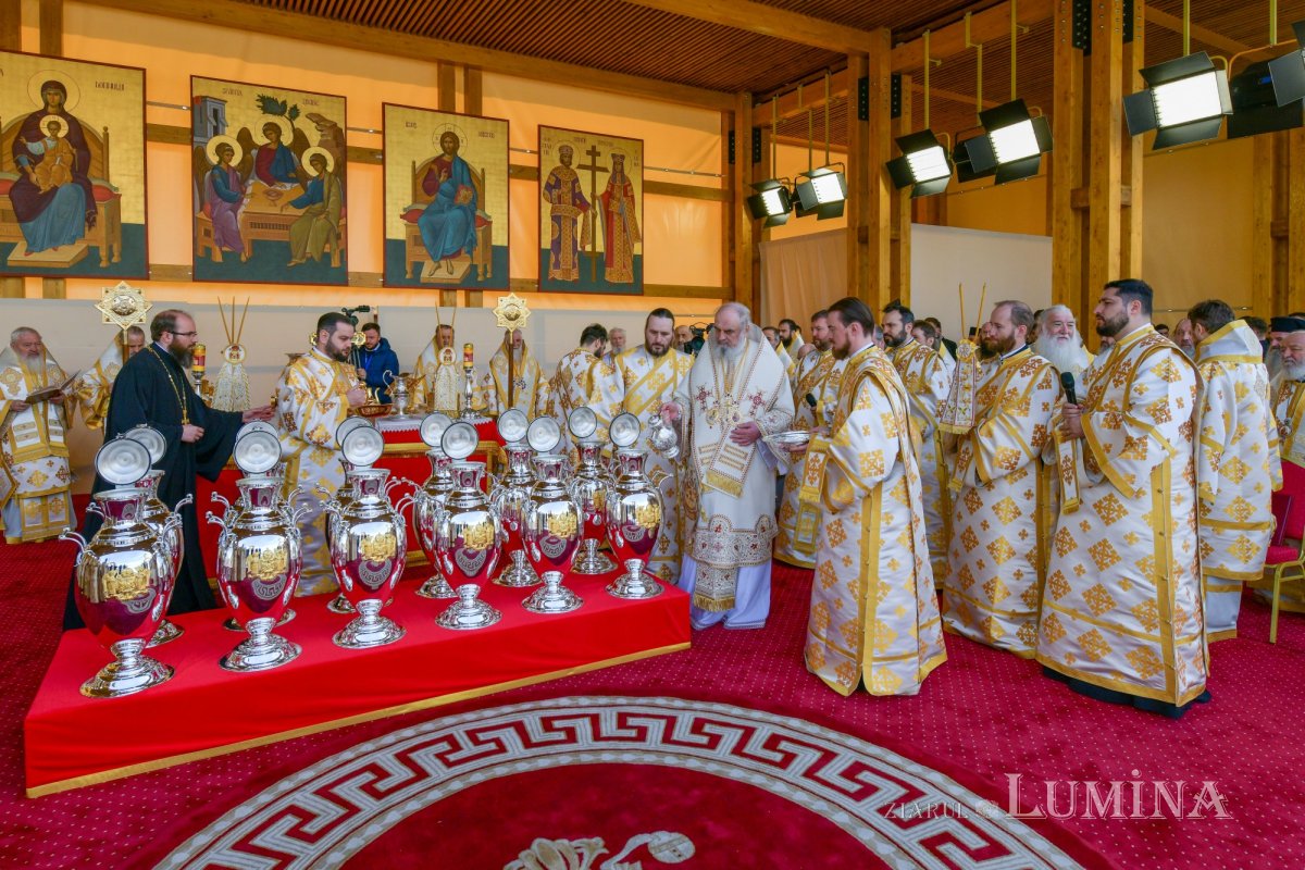 Sfințirea Marelui Mir în Joia Mare la București 329081