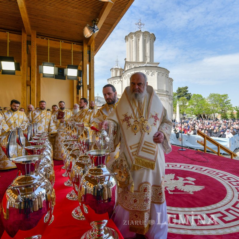 Sfințirea Marelui Mir în Joia Mare la București 329082
