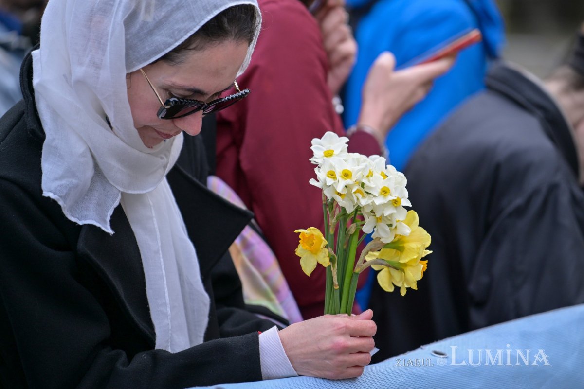 Sfințirea Marelui Mir în Joia Mare la București 329083