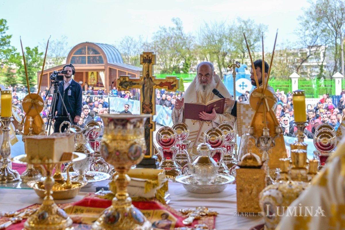 Sfințirea Marelui Mir în Joia Mare la București 329090