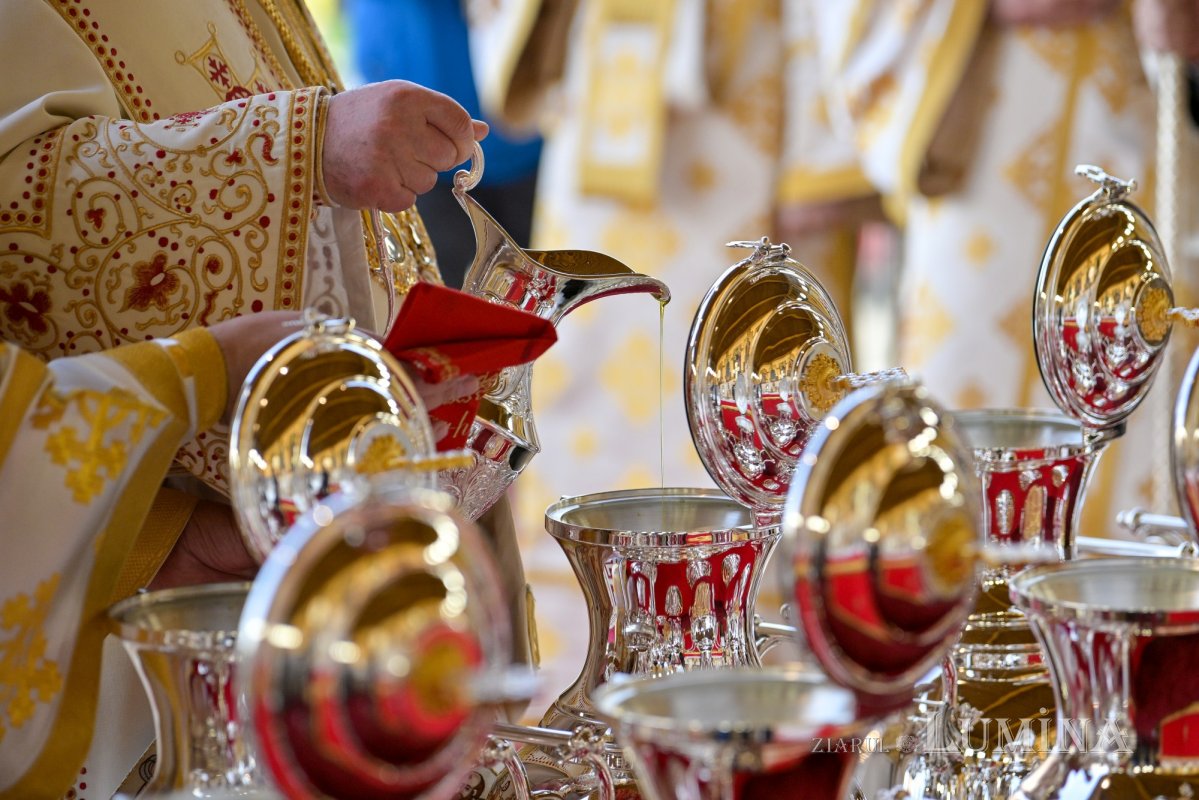 Sfințirea Marelui Mir în Joia Mare la București 329092