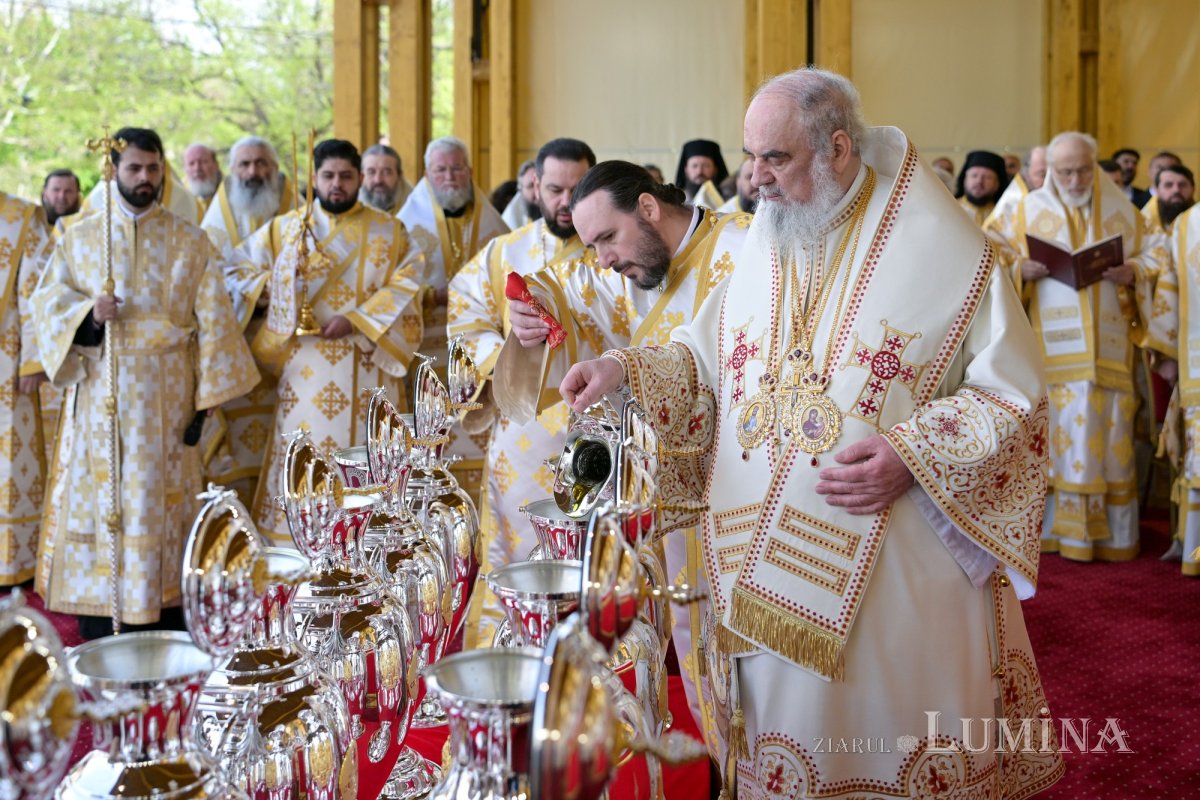 Sfințirea Marelui Mir în Joia Mare la București 329093