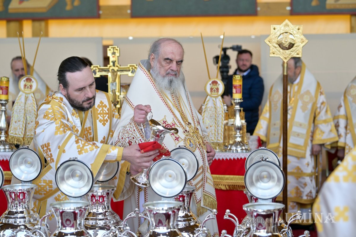 Sfințirea Marelui Mir în Joia Mare la București 329094