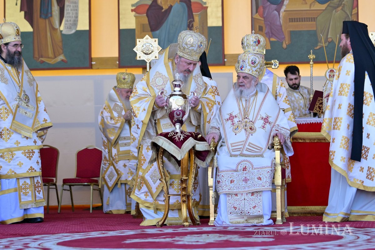 Sfințirea Marelui Mir în Joia Mare la București 329095