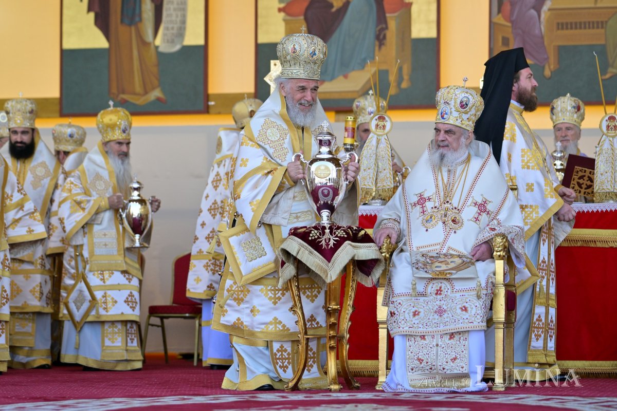 Sfințirea Marelui Mir în Joia Mare la București 329096