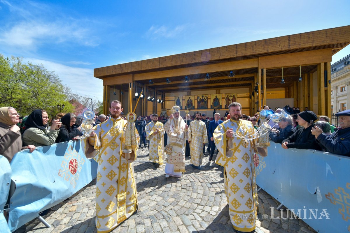 Sfințirea Marelui Mir în Joia Mare la București 329100