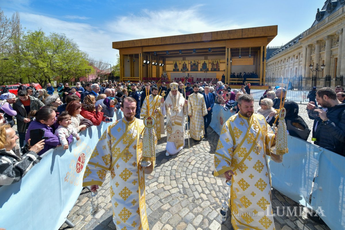 Sfințirea Marelui Mir în Joia Mare la București 329102