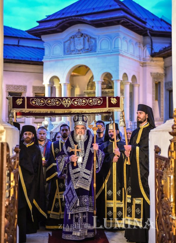 Sclipirile Luminii: Vecernia scoaterii Sfântului Epitaf şi Denia Prohodului Domnului la Catedrala Patriarhală 329160