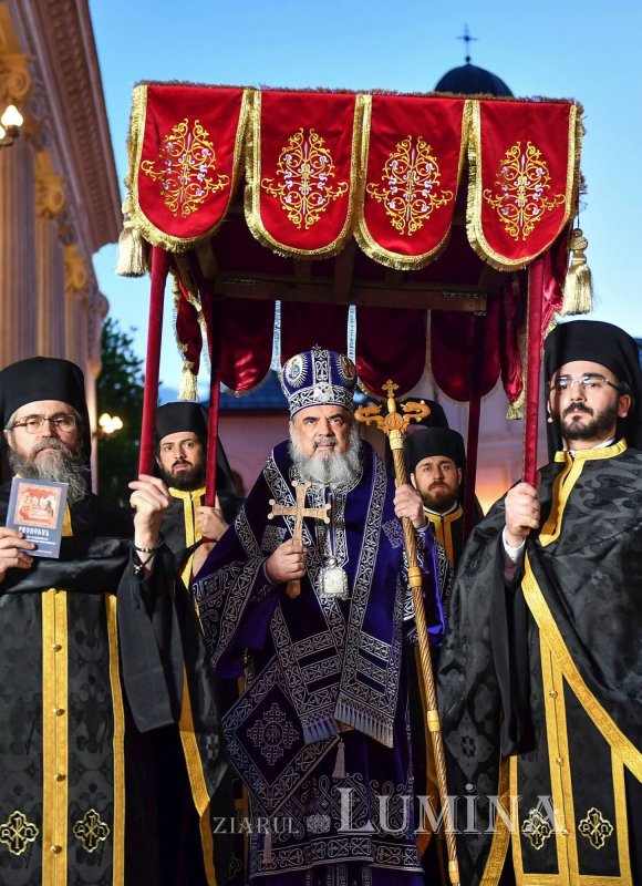 Sclipirile Luminii: Vecernia scoaterii Sfântului Epitaf şi Denia Prohodului Domnului la Catedrala Patriarhală 329161