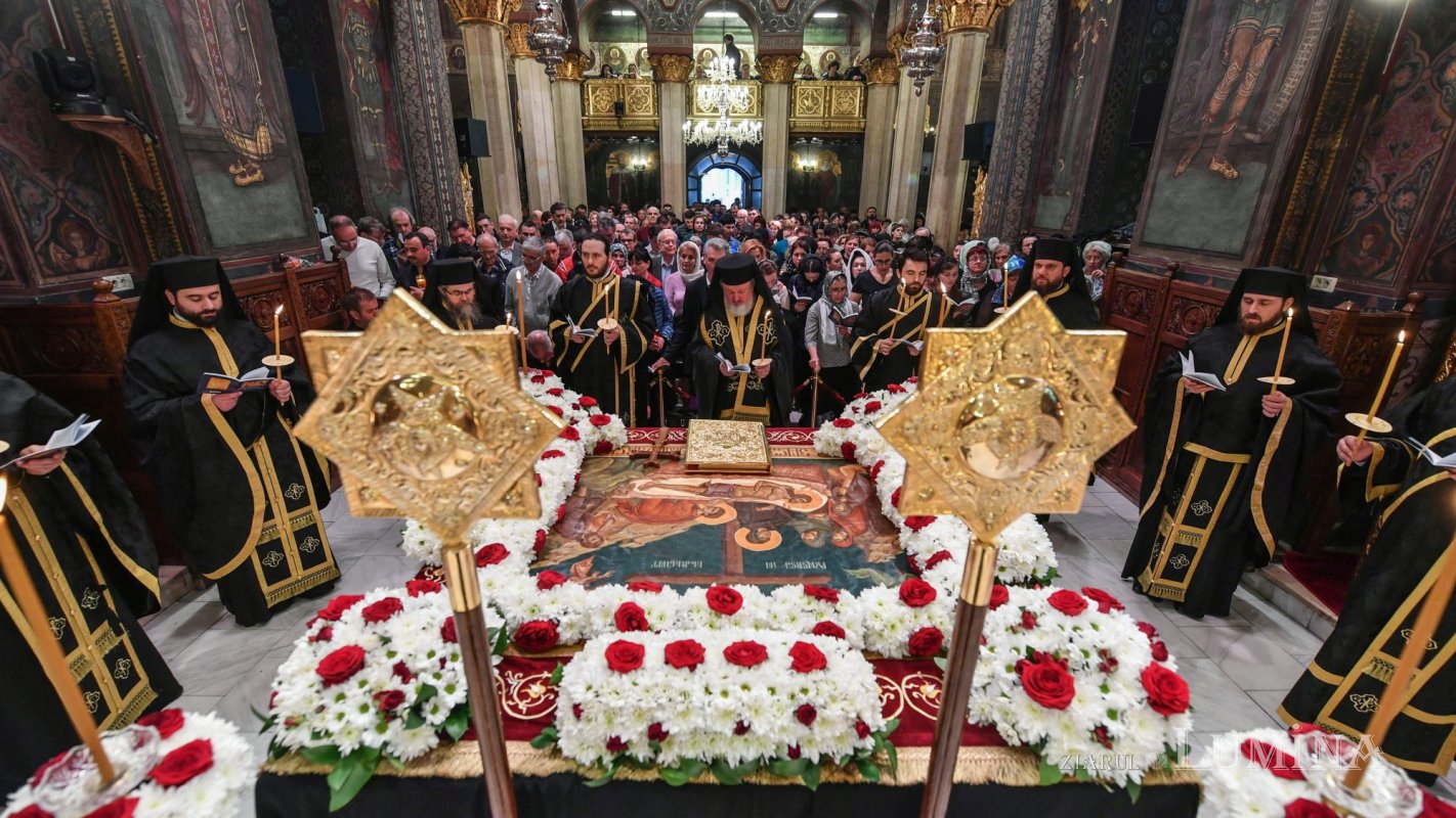 Sclipirile Luminii: Vecernia scoaterii Sfântului Epitaf şi Denia Prohodului Domnului la Catedrala Patriarhală 329162
