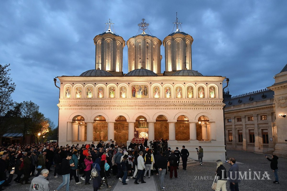 Sclipirile Luminii: Vecernia scoaterii Sfântului Epitaf şi Denia Prohodului Domnului la Catedrala Patriarhală 329165