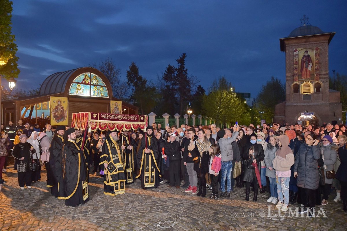 Sclipirile Luminii: Vecernia scoaterii Sfântului Epitaf şi Denia Prohodului Domnului la Catedrala Patriarhală 329166