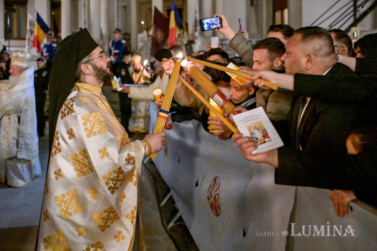 „Învierea lui Hristos este izvor de pace şi bucurie, de speranţă şi ajutor în viaţă” 329285