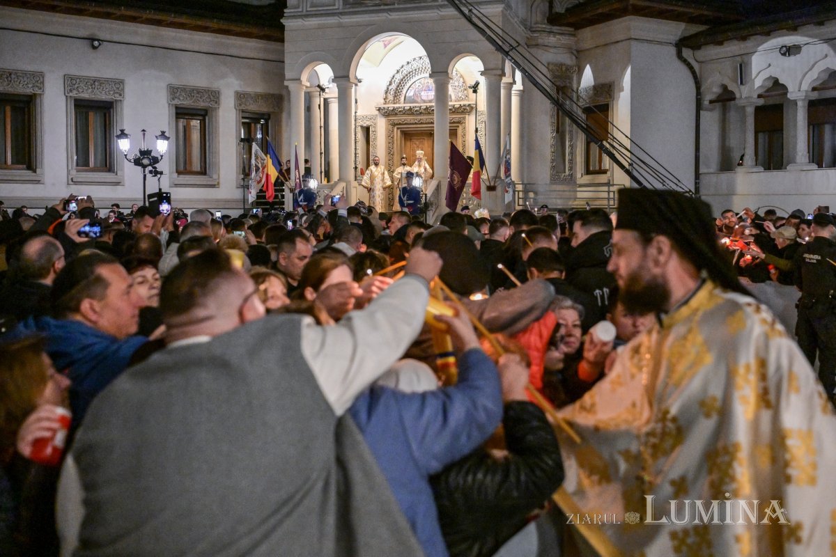 „Învierea lui Hristos este izvor de pace şi bucurie, de speranţă şi ajutor în viaţă” 329287