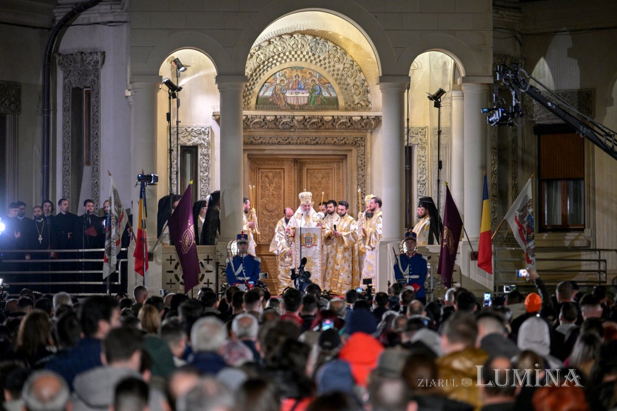 „Învierea lui Hristos este izvor de pace şi bucurie, de speranţă şi ajutor în viaţă” 329297