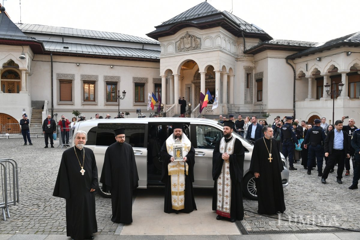 Sfânta Lumină de la Ierusalim a fost primită de Patriarhul României 329239