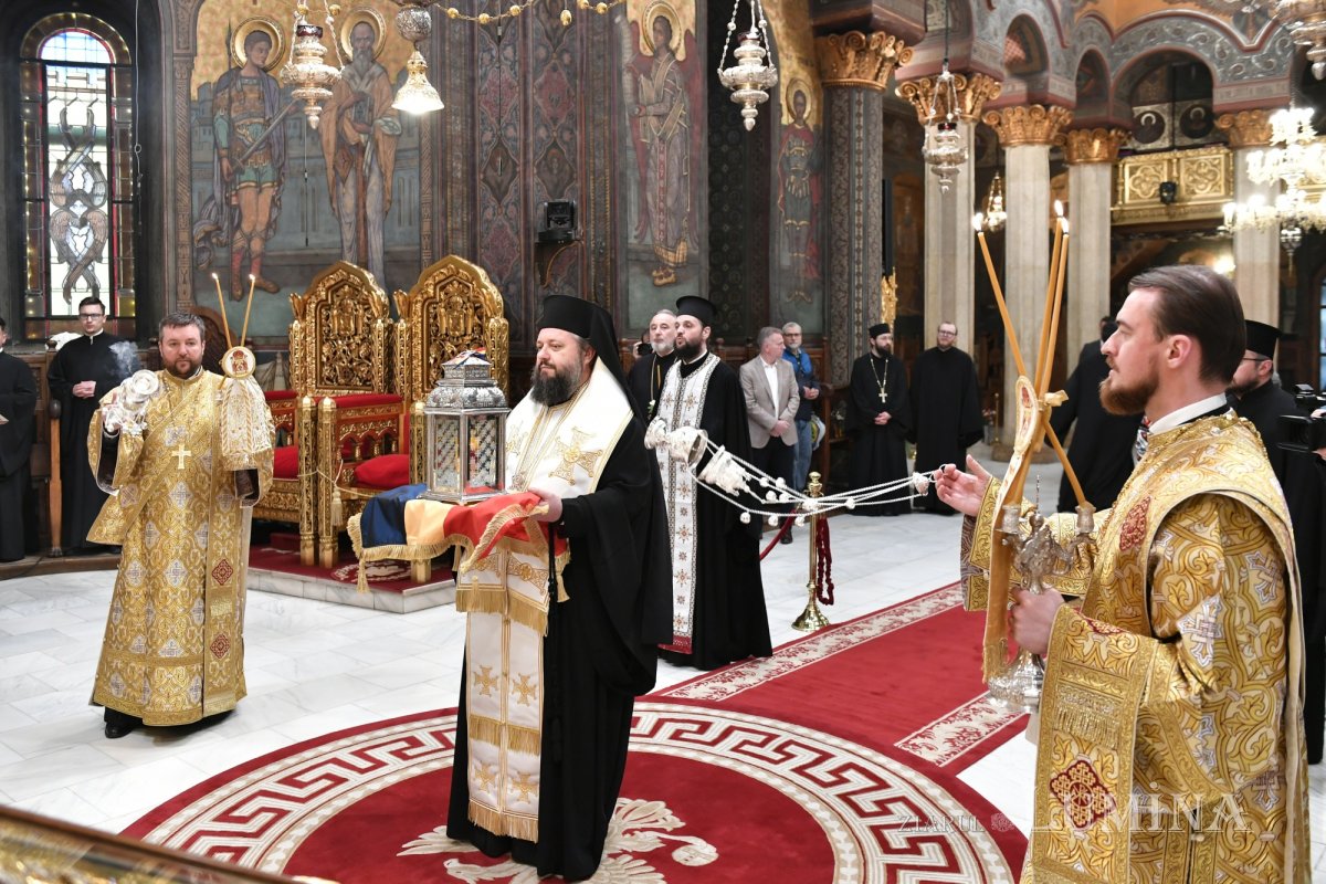 Sfânta Lumină de la Ierusalim a fost primită de Patriarhul României 329241