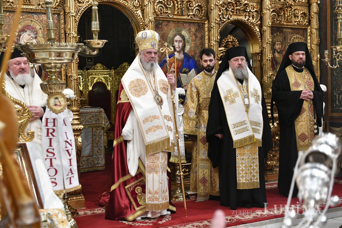 Sfânta Lumină de la Ierusalim a fost primită de Patriarhul României 329244