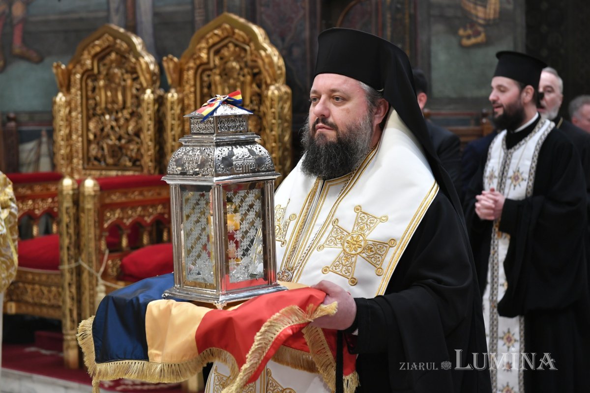 Sfânta Lumină de la Ierusalim a fost primită de Patriarhul României 329245