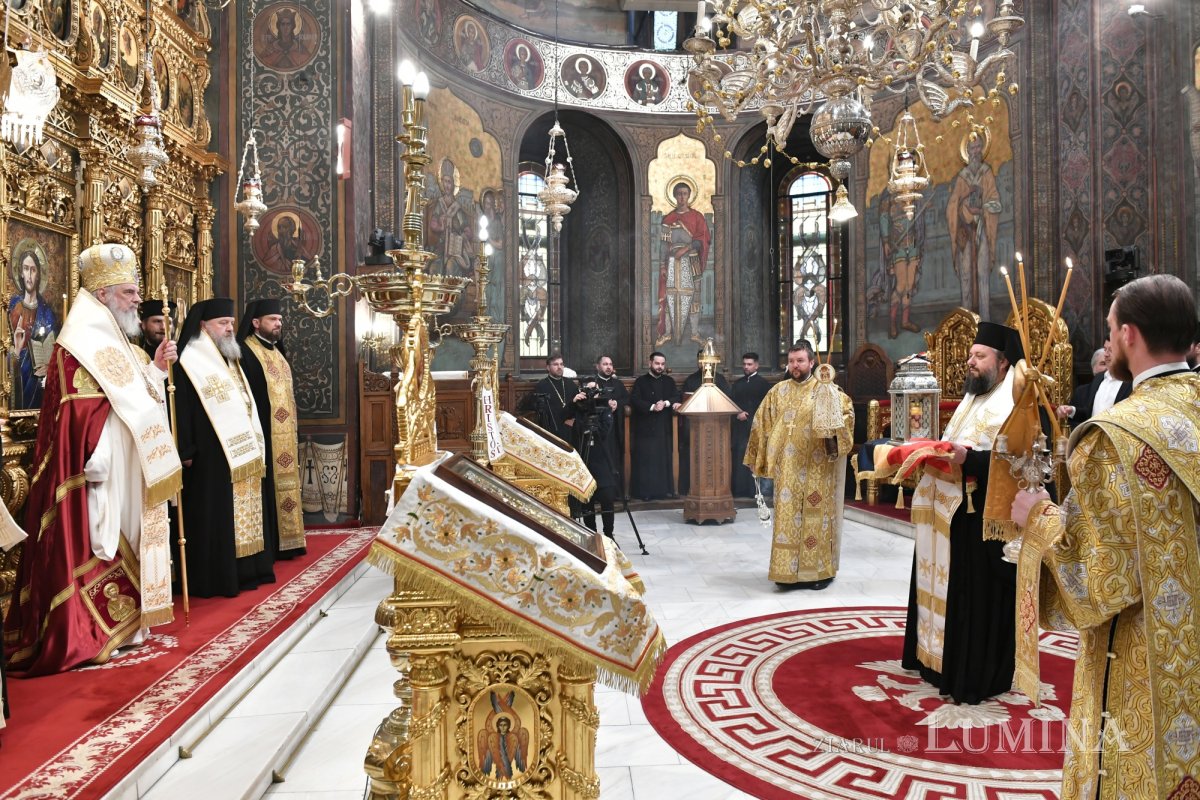 Sfânta Lumină de la Ierusalim a fost primită de Patriarhul României 329246