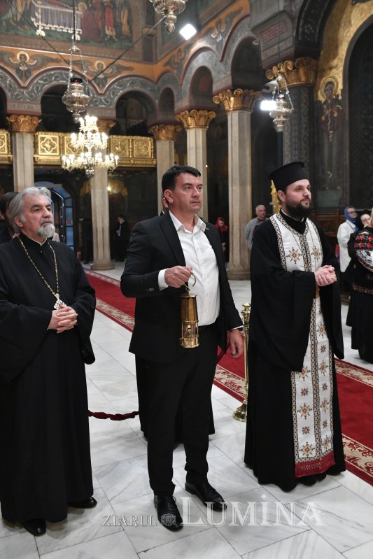 Sfânta Lumină de la Ierusalim a fost primită de Patriarhul României 329247