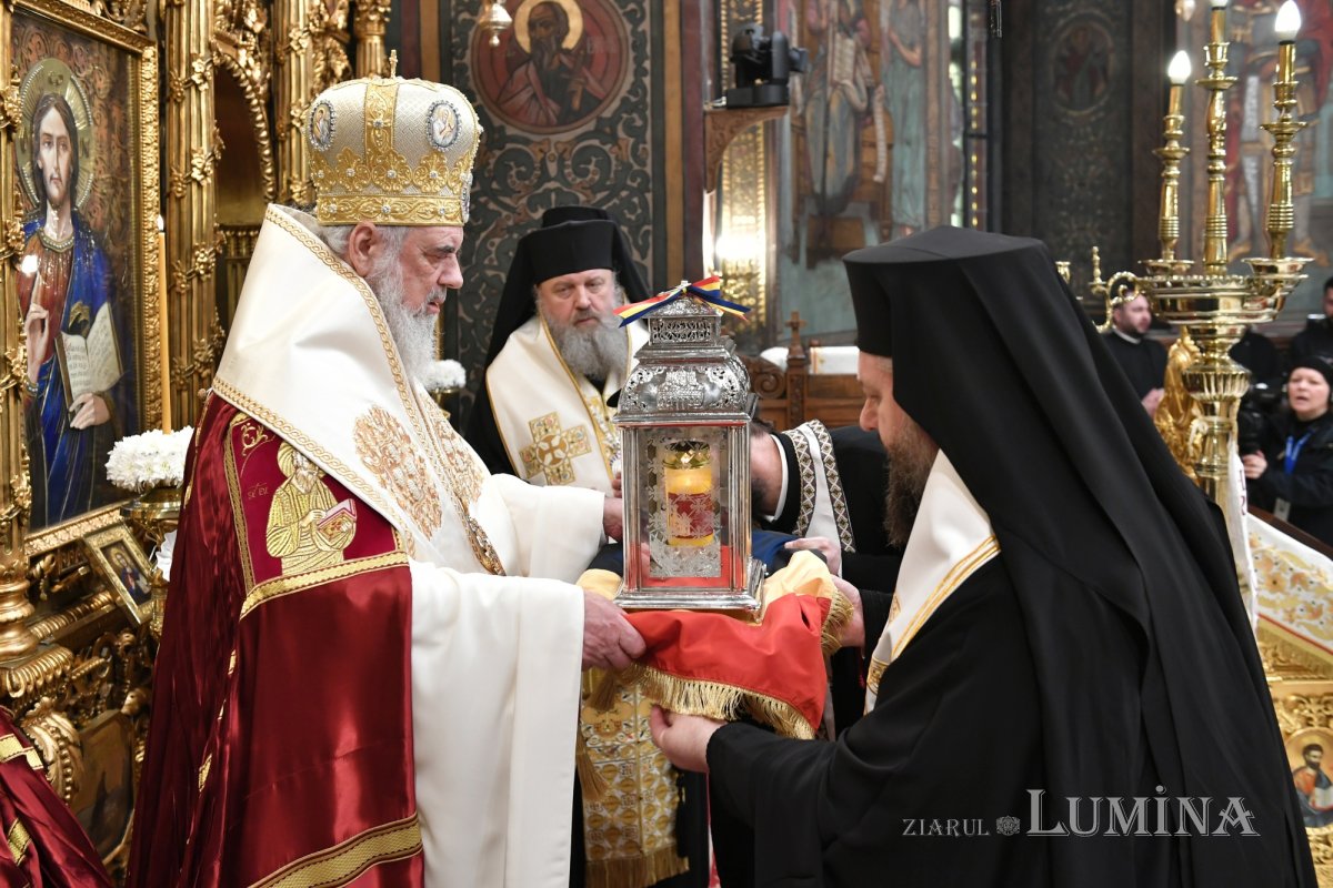 Sfânta Lumină de la Ierusalim a fost primită de Patriarhul României 329249