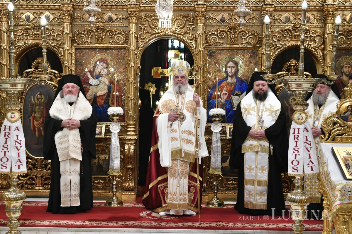 Sfânta Lumină de la Ierusalim a fost primită de Patriarhul României 329251