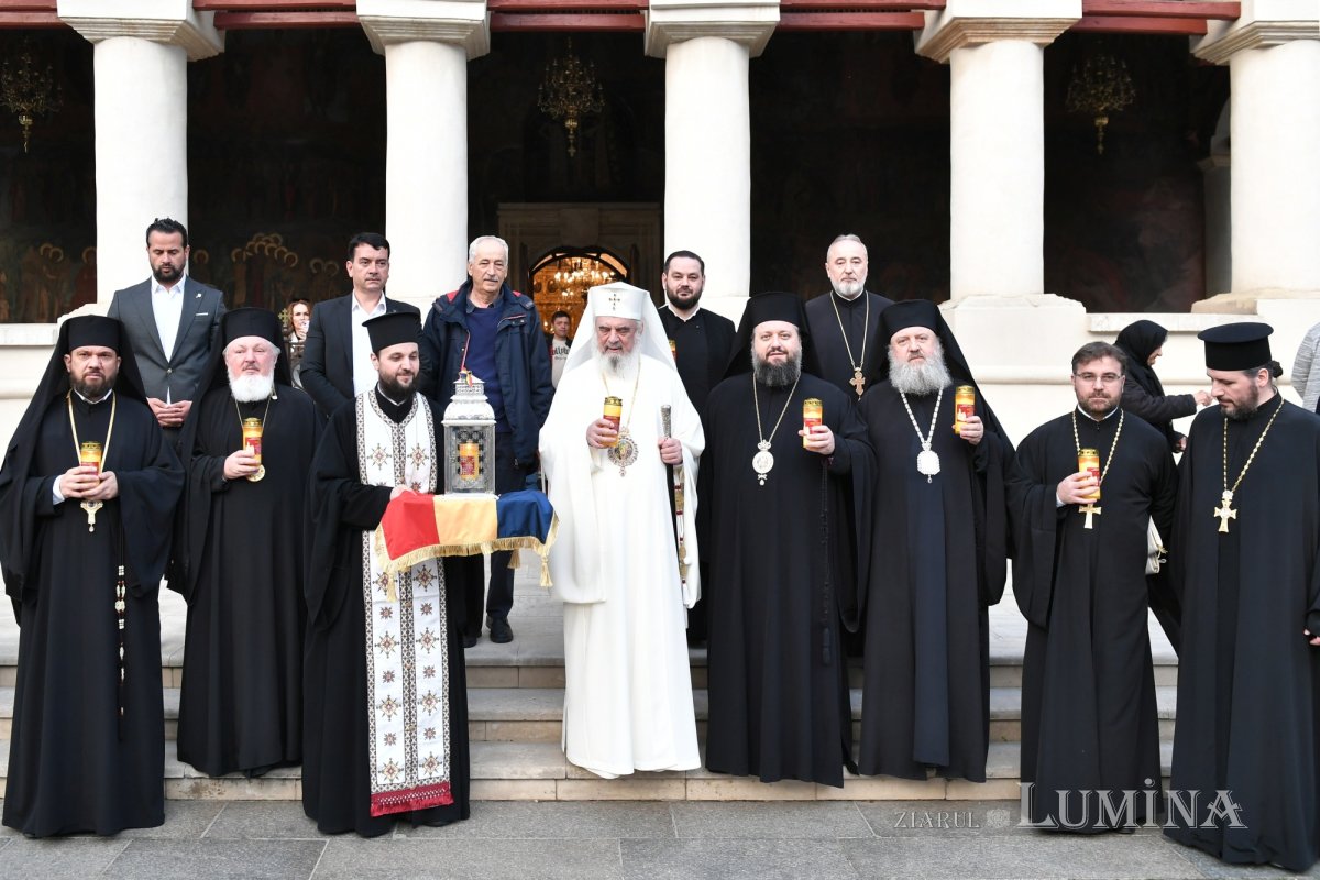 Sfânta Lumină de la Ierusalim a fost primită de Patriarhul României 329253