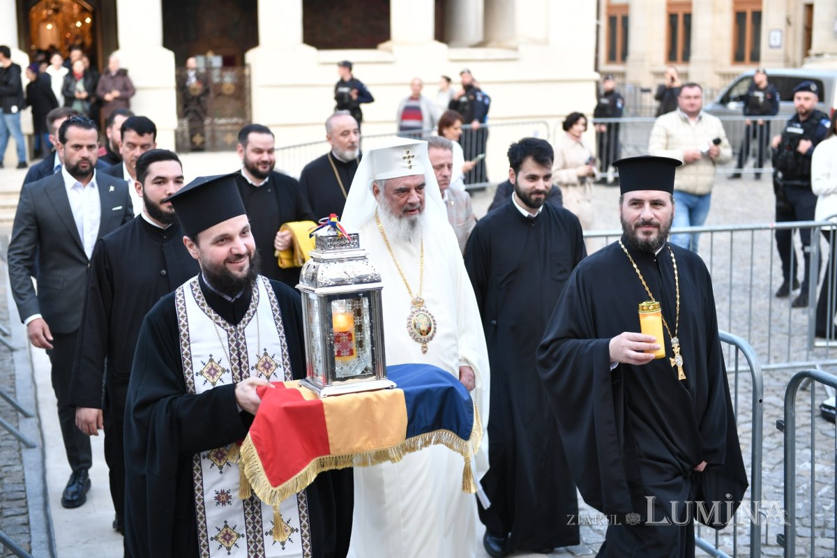 Sfânta Lumină de la Ierusalim a fost primită de Patriarhul României 329254