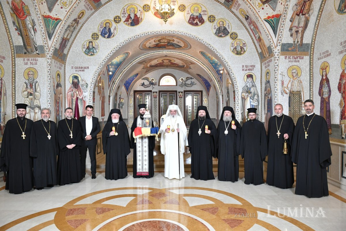 Sfânta Lumină de la Ierusalim a fost primită de Patriarhul României 329256