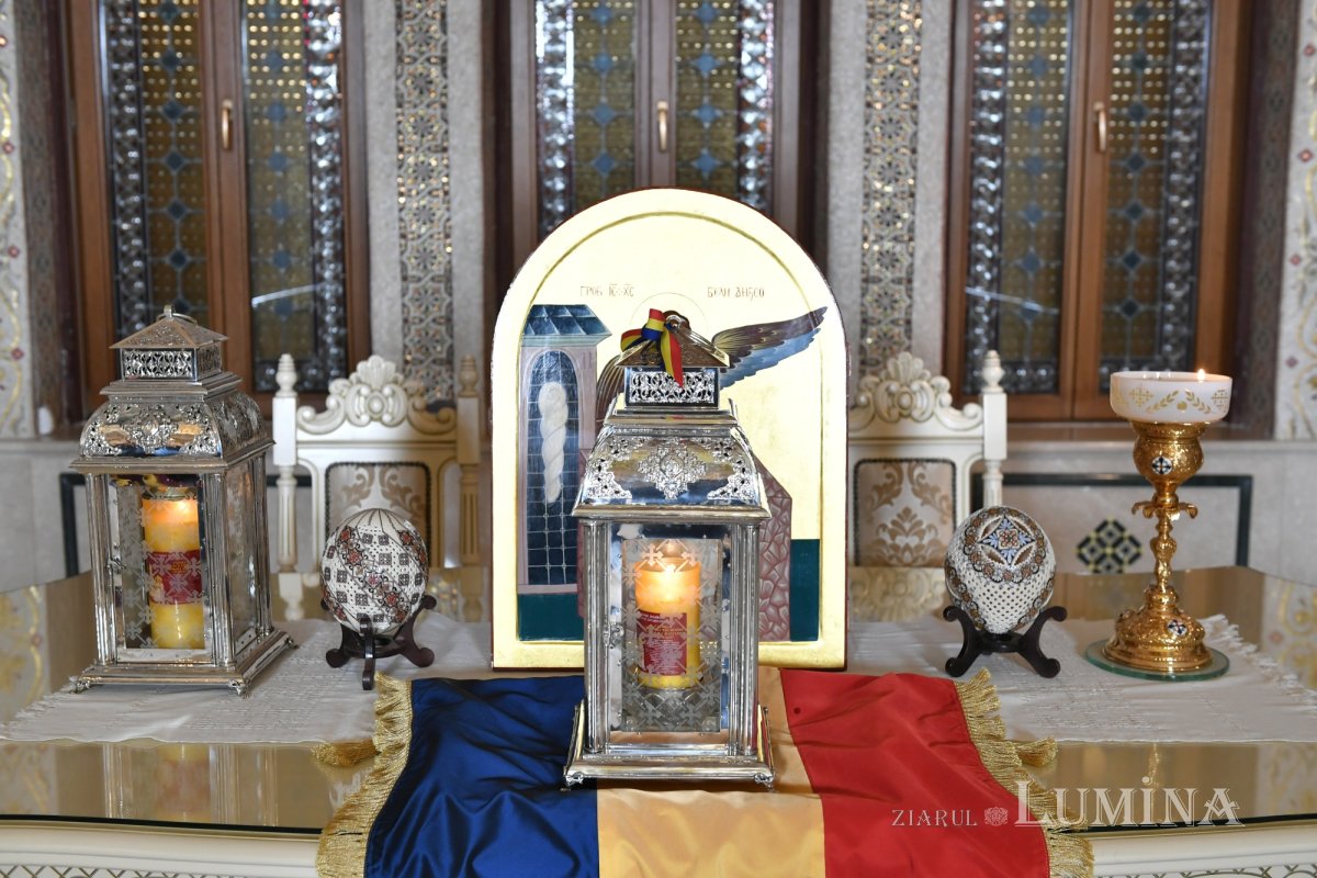 Sfânta Lumină de la Ierusalim a fost primită de Patriarhul României 329257