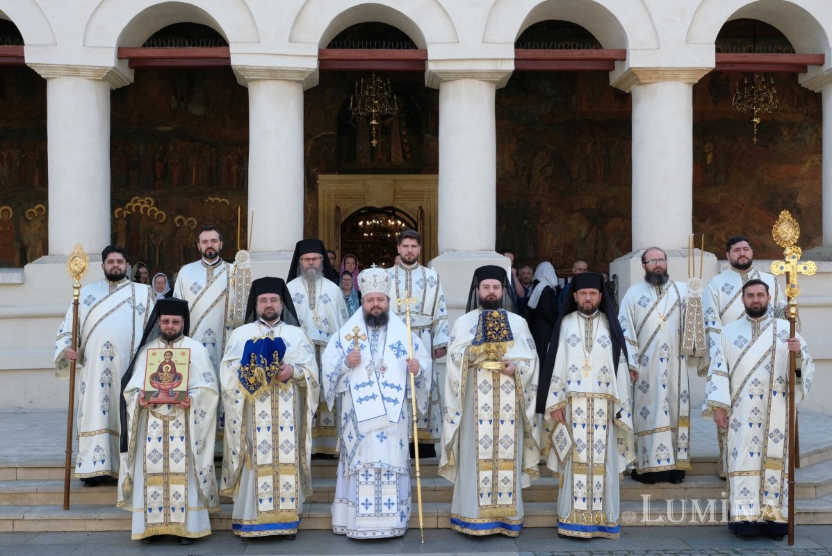 Cinstirea Izvorului Tămăduirilor  Maicii Domnului pe Colina Bucuriei 329778