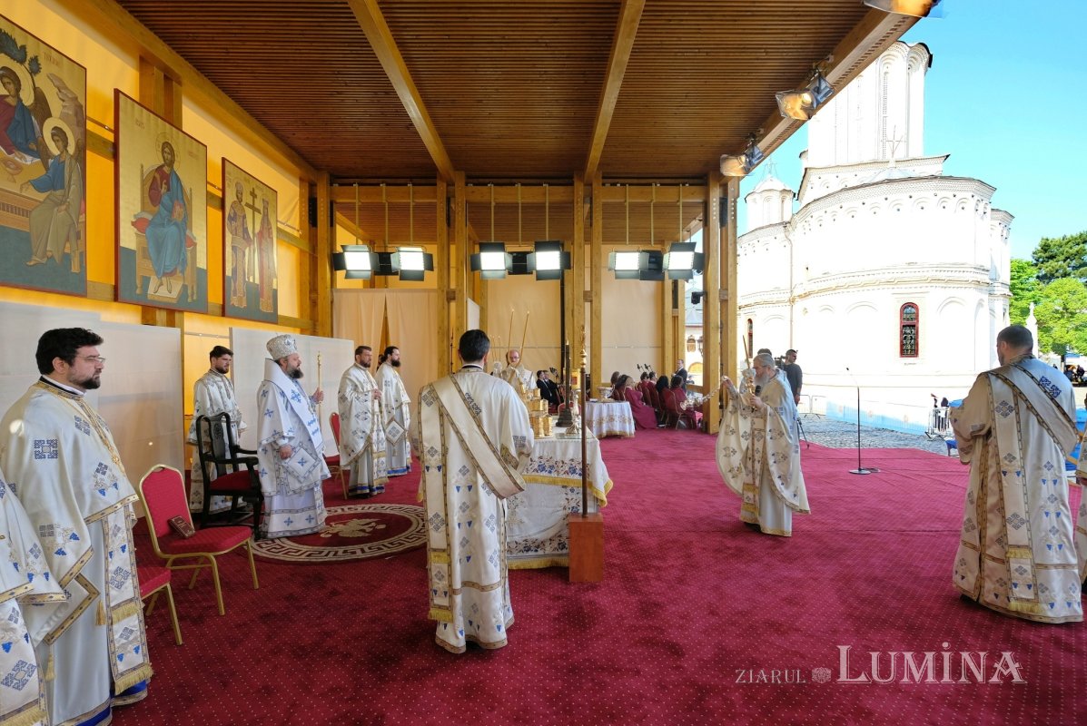 Cinstirea Izvorului Tămăduirilor  Maicii Domnului pe Colina Bucuriei 329784