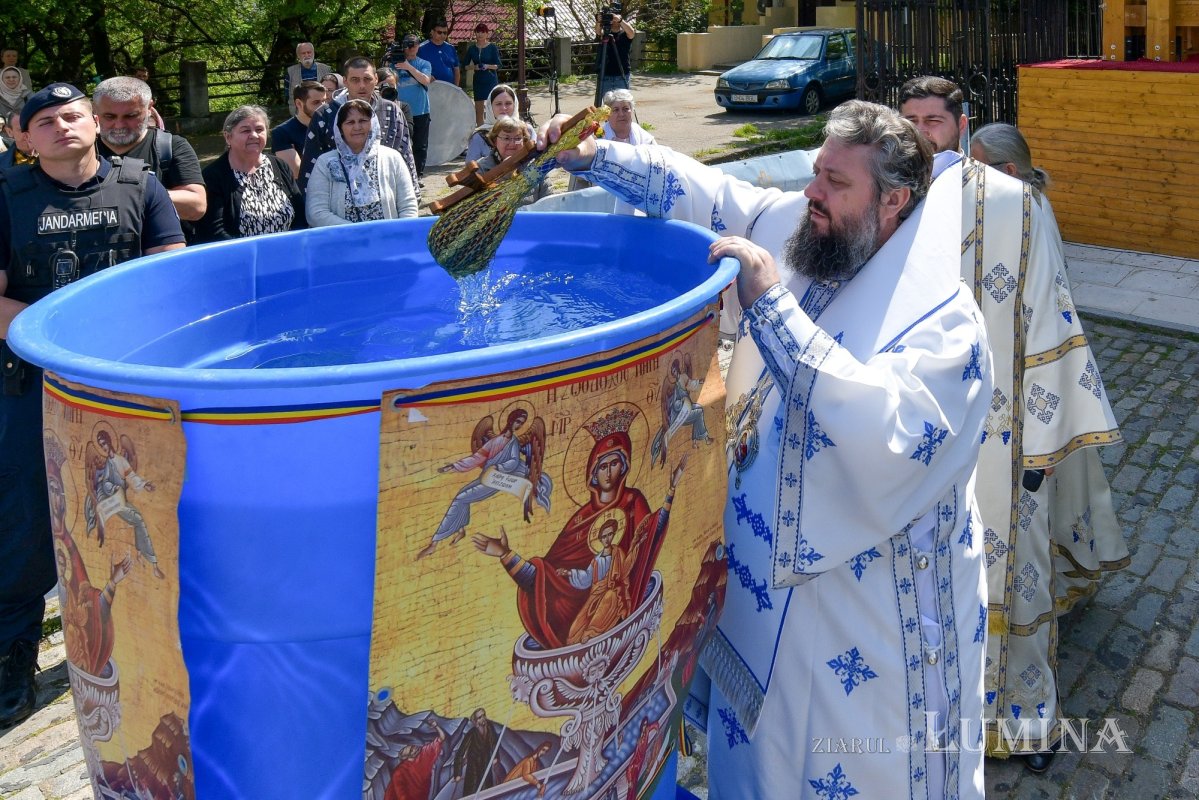 Cinstirea Izvorului Tămăduirilor  Maicii Domnului pe Colina Bucuriei 329800