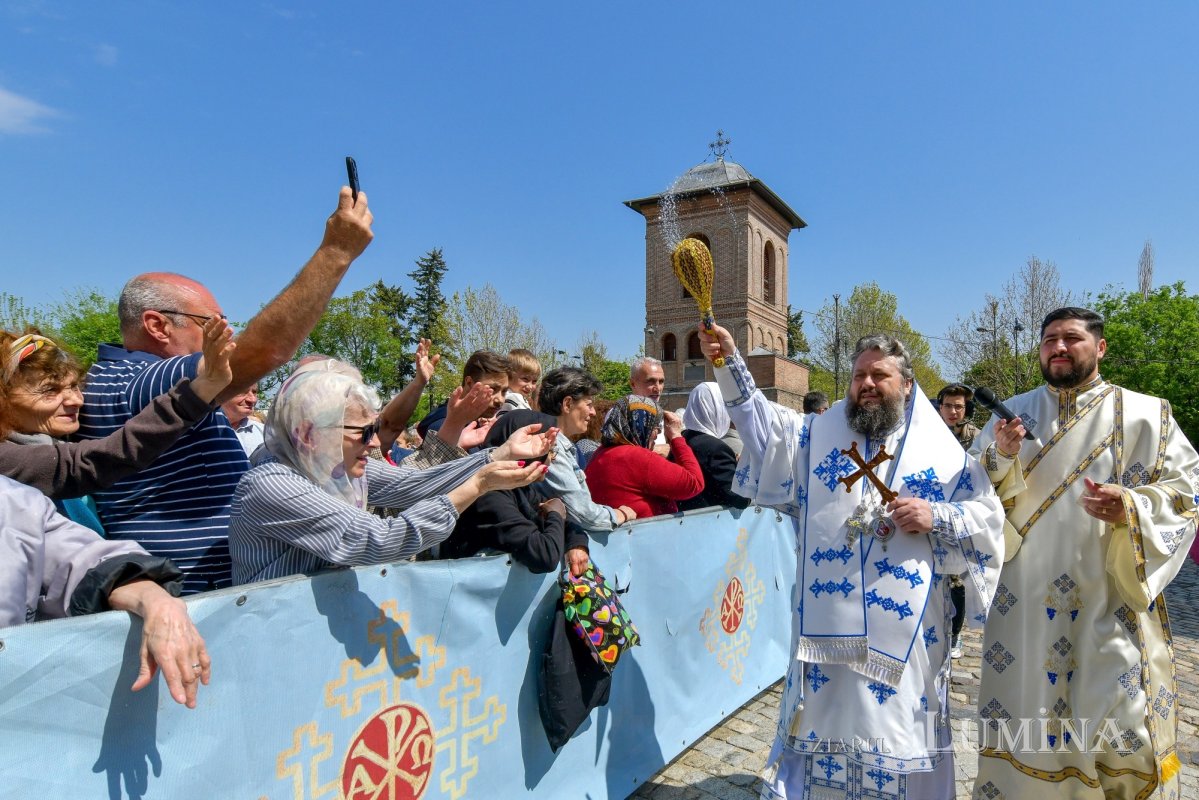 Cinstirea Izvorului Tămăduirilor  Maicii Domnului pe Colina Bucuriei 329809
