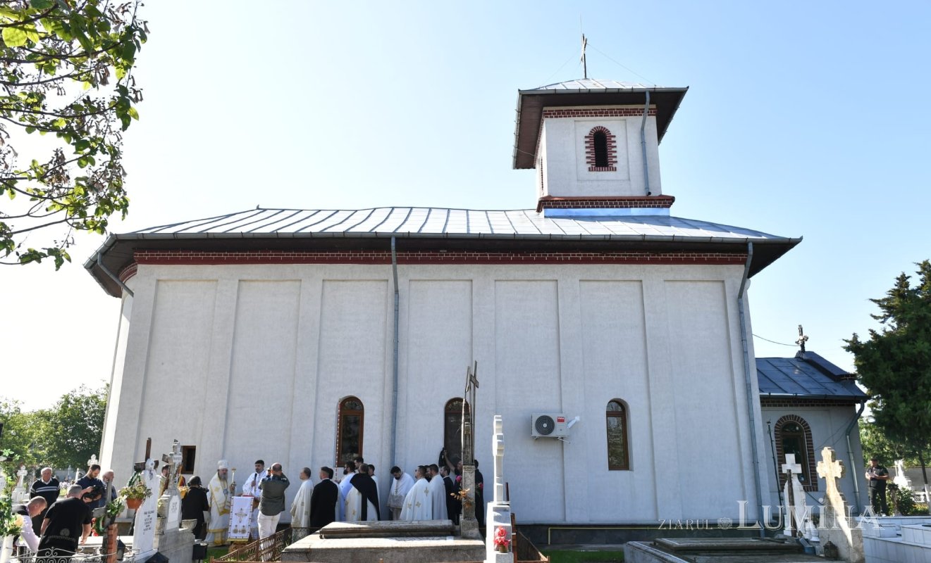 Veșmânt luminos pentru o biserică istorică înnoită din județul Ilfov 331088