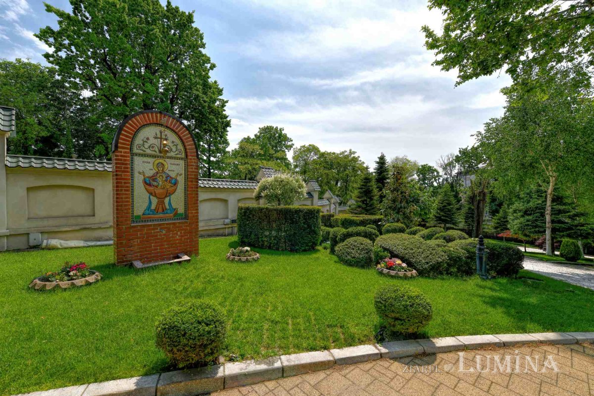 Sclipirile Luminii: Parcul „Grădina Maicii Domnului” al Reşedinţei Patriarhale din Bucureşti 333008