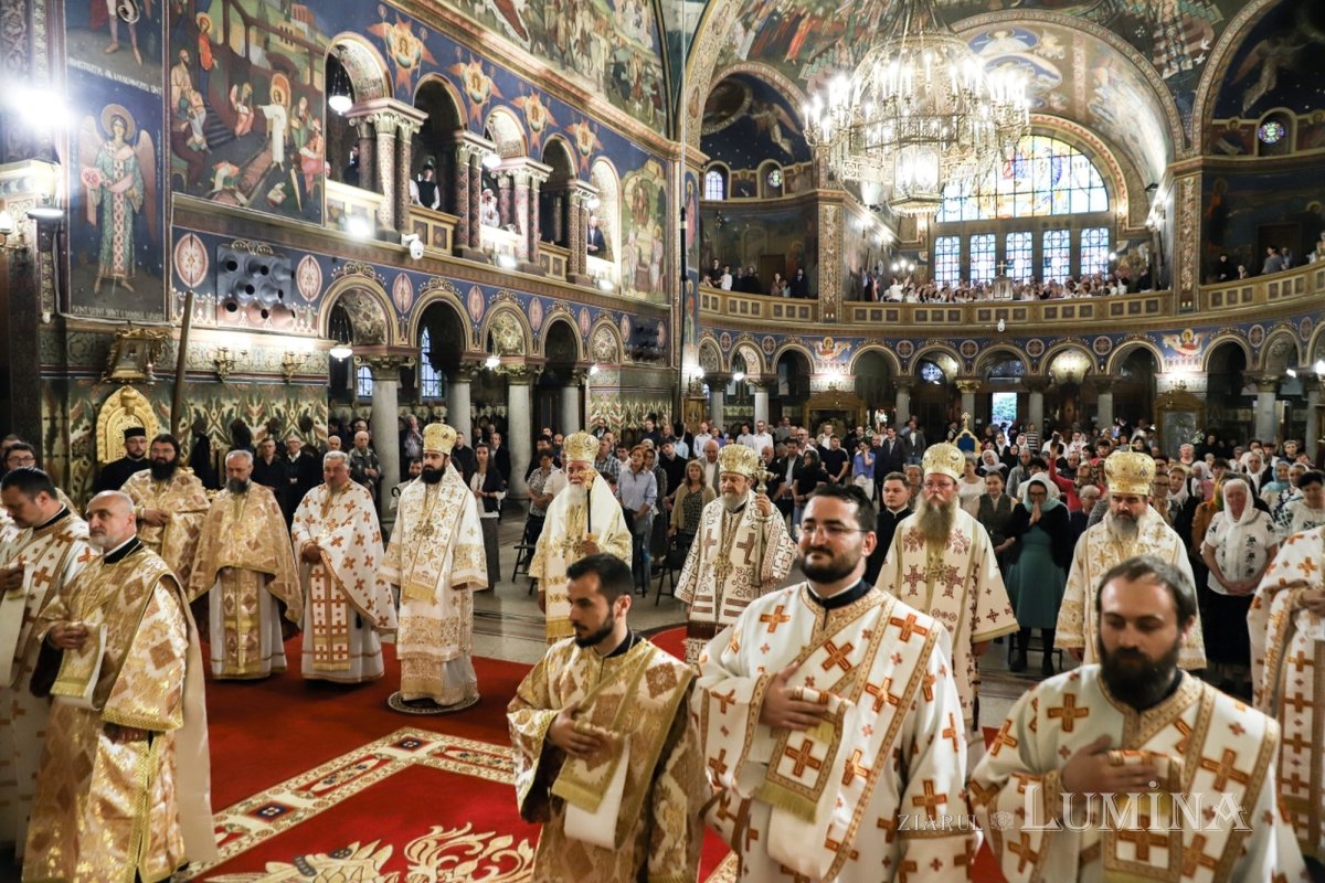Cinci arhierei au liturghisit la hramul Catedralei Mitropolitane din Sibiu 333971