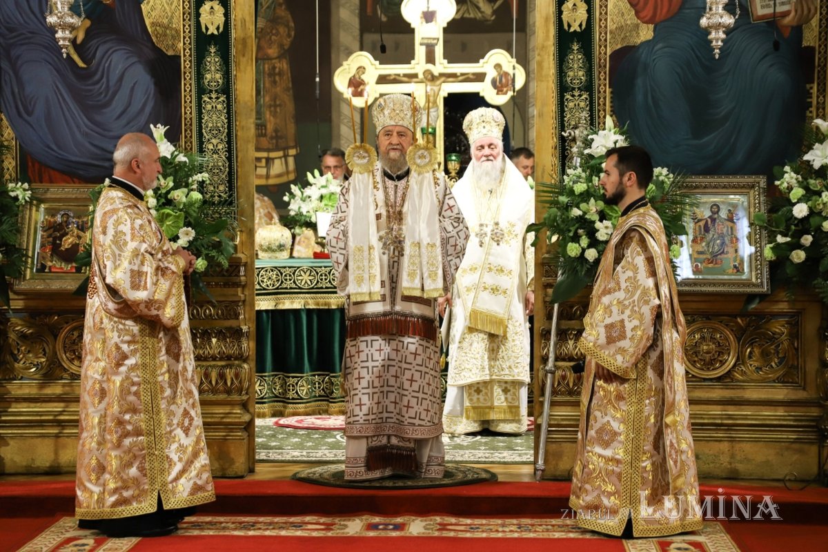 Cinci arhierei au liturghisit la hramul Catedralei Mitropolitane din Sibiu 333975