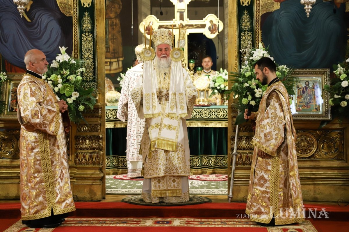 Cinci arhierei au liturghisit la hramul Catedralei Mitropolitane din Sibiu 333976