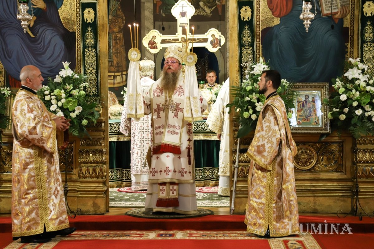 Cinci arhierei au liturghisit la hramul Catedralei Mitropolitane din Sibiu 333977