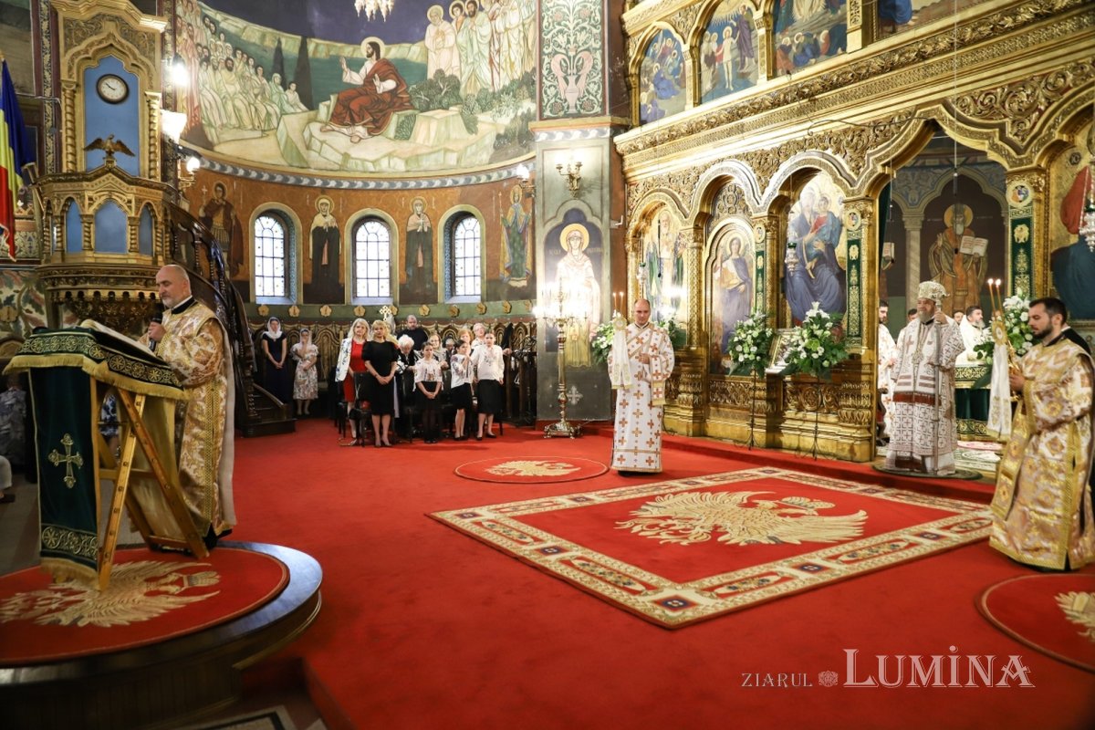 Cinci arhierei au liturghisit la hramul Catedralei Mitropolitane din Sibiu 333978