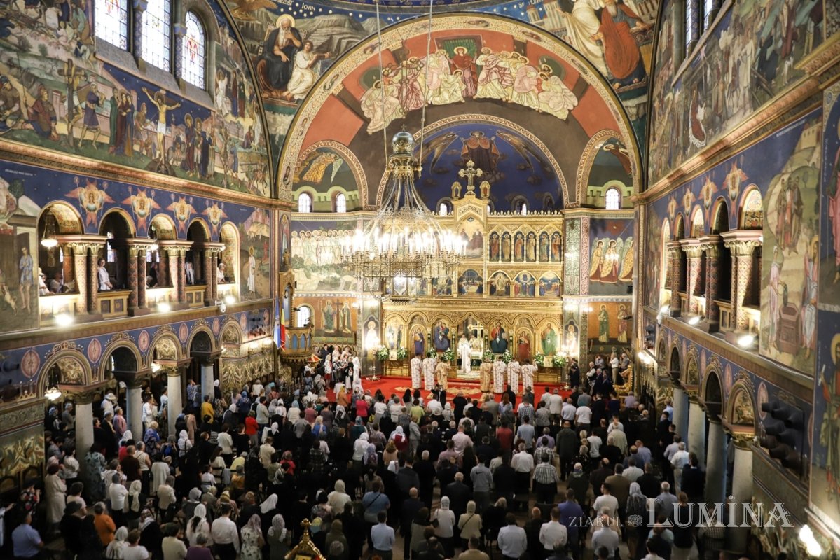 Cinci arhierei au liturghisit la hramul Catedralei Mitropolitane din Sibiu 333980