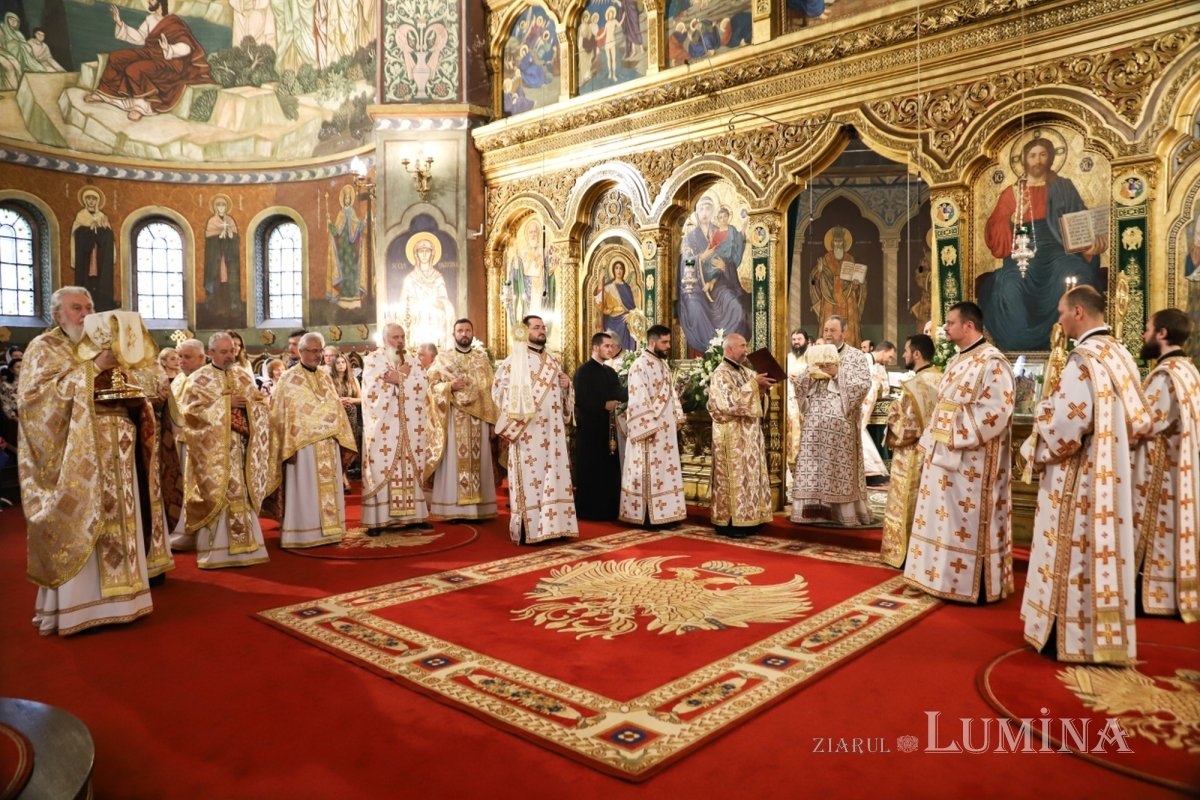 Cinci arhierei au liturghisit la hramul Catedralei Mitropolitane din Sibiu 333981